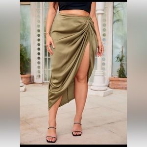 SHEIN Plus Ruched Split Thigh Satin Skirt